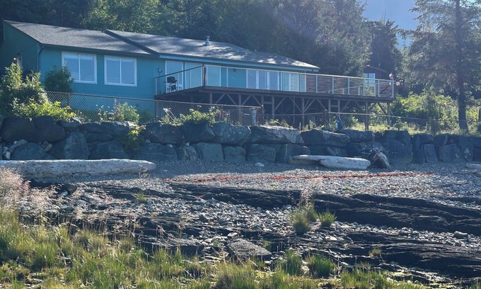 Ketchikan House | Beachfront 3 bedroom + loft, huge deck house. 2 bath, WiFi, barbecue, privacy!