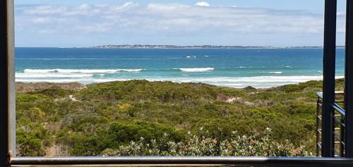 Big Bay Apartment | Beautiful 3-Bedroom Beachfront with Robben Island Views