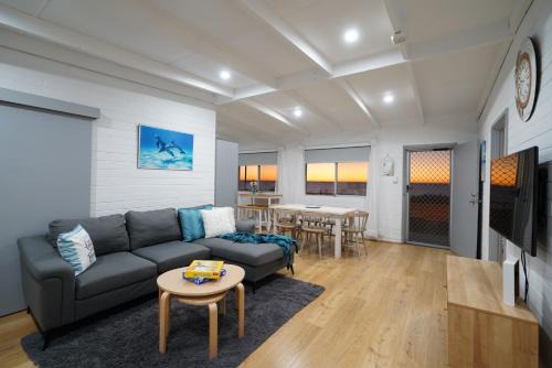 Quinns Rocks House | Quinns Beach Shack: Breathtaking Ocean Views Await You