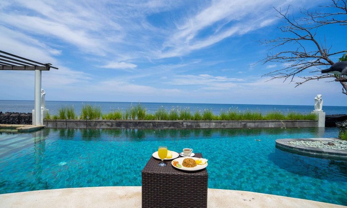 Tukad Mungga Villa | Beachfront 4BR Family Villa with Pool in Lovina Bali
