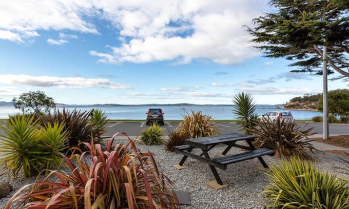 Blackmans Bay Apartment | Oceanfront Apartment at Blackmans Bay with Spa Amenities