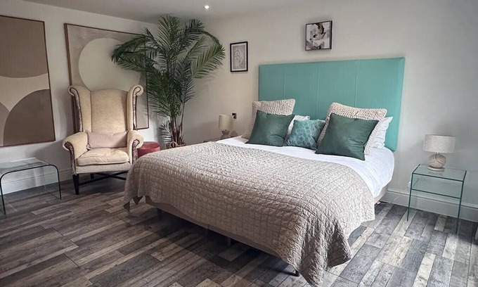 Penarth Hotel | Oceanfront Balcony Oasis Room with Family-Friendly Amenities