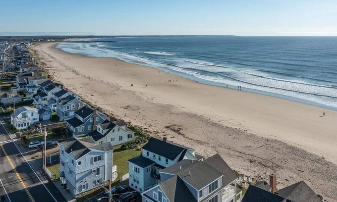 Wells Beach House | Beachfront Paradise with Spa and Ocean Views in Wells