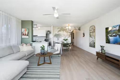Broadbeach Apartment | Inviting Beachfront Bliss: 2 Bd Escape in Broadbeach