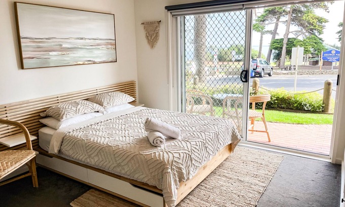 Cowes Apartment | Ocean View Apartment with Private Patio & Spa Amenities