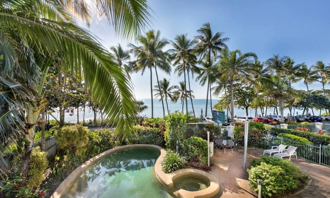 Trinity Beach Apartment | Beachfront Bliss: 3-Bedroom Apartment with Ocean View