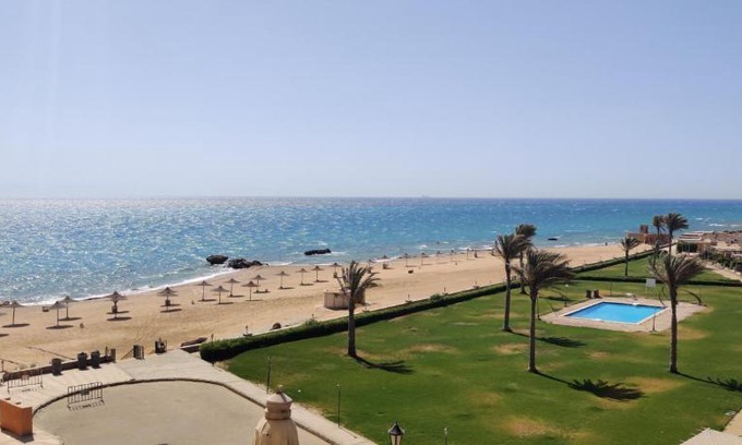 Zafarana Apartment | Beachfront Bliss: Family-Friendly with Ocean View & Pool