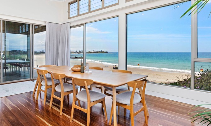 Shellharbour House | Beachfront Bliss: Guest Rated 10/10 with Ocean Views
