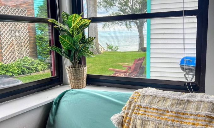 Filion House | Oceanfront Bungalow Retreat on Lake Huron – Rated 9.6/10