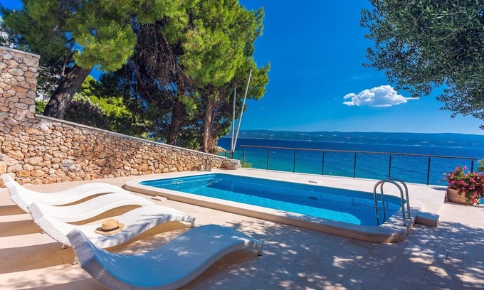 Tice Villa | Beachfront Villa Ahoi: 2 Bedrooms with Heated Pool & Views