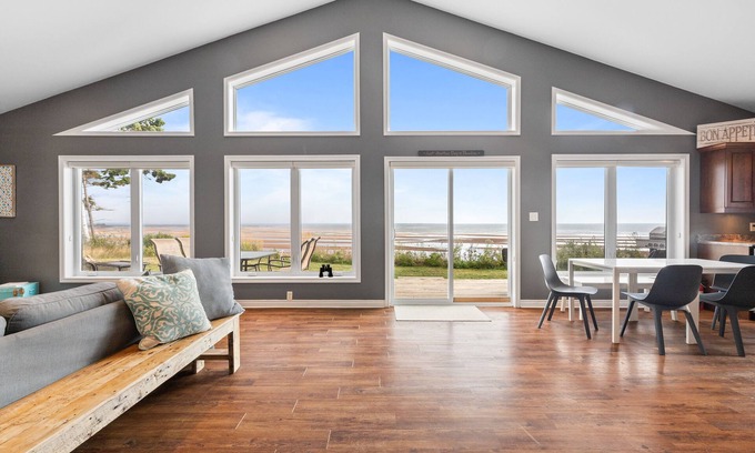 Stratford Cottage | Beachfront Chalet: Pet-Friendly Retreat with Ocean Views