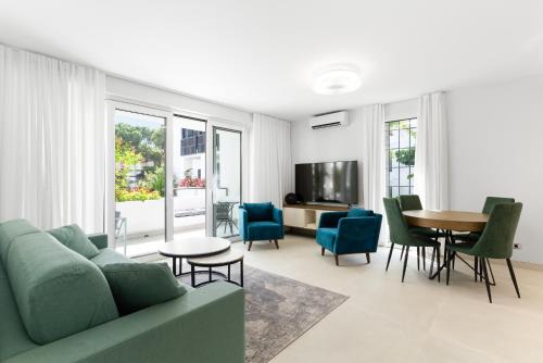 Nikki Beach Apartment | Beachfront Oasis: Jardines de las Golondrinas Elviria