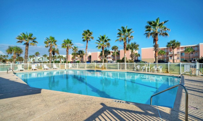 Port Aransas Condo | Beach Happy by AvantStay | Oceanfront Pool & Views