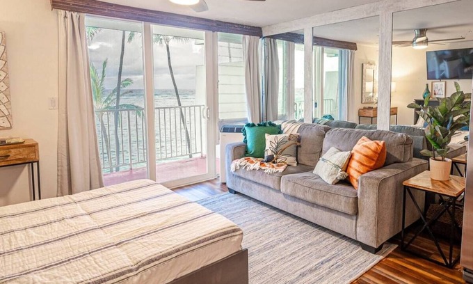 Punaluu Condo | Oceanfront Condo with Breathtaking Views & Pool Access