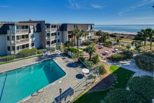 Myrtle Beach Apartment | Beachfront Myrtle Beach Condo with Pool & Spa Amenities