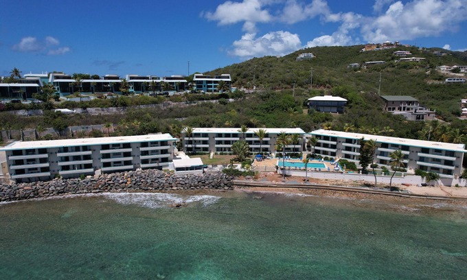 Bolongo Bay Apartment | Beachfront Condominium with On-Site Bar and Pool Access