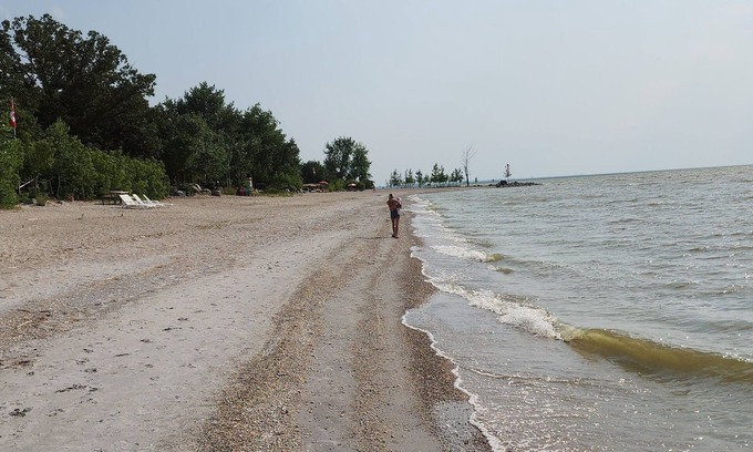 Saint Ambroise Cottage | BEACHFRONT COTTAGE *fully renovated*