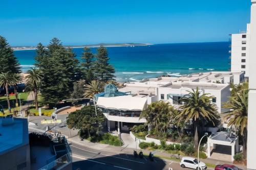 Cronulla Apartment | Idyllic Waterfront Retreat: 3 Bedroom Apartment in Cronulla