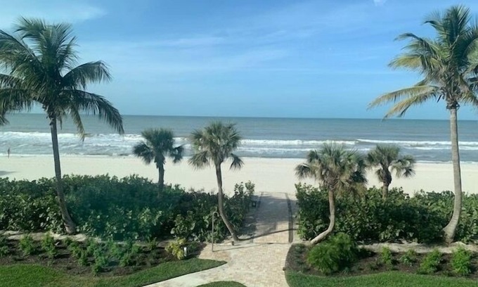Vanderbilt Beach Condo | Beachfront Naples Gulf Retreat with Pool and Tennis Access