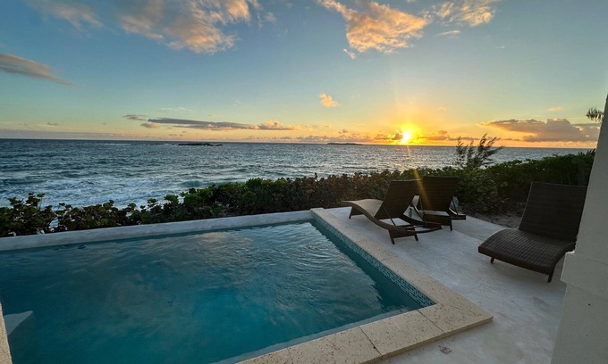 Double Bay House | Beachfront Estate with Heated Pool on Pink-Sand Beach
