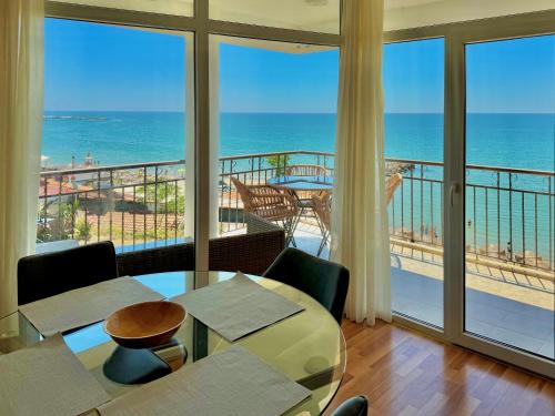 Sveti Vlas Apartment | Pristine Beachfront Havana: 4-Star Getaway with Ocean Views