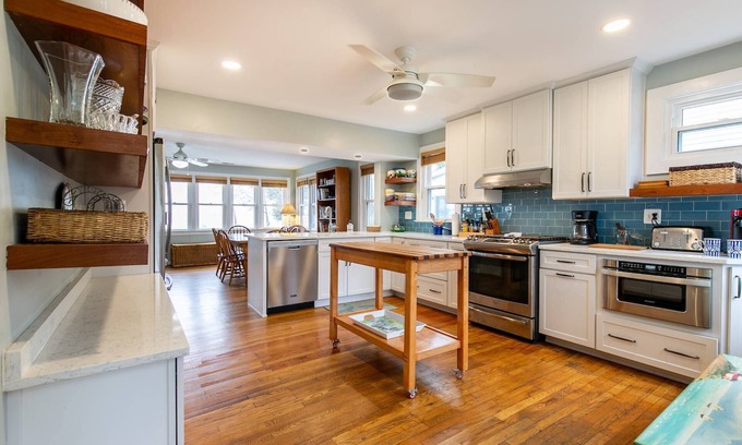 Annapolis Cottage | Pet-Friendly Waterfront Home Steps from Beach & Downtown