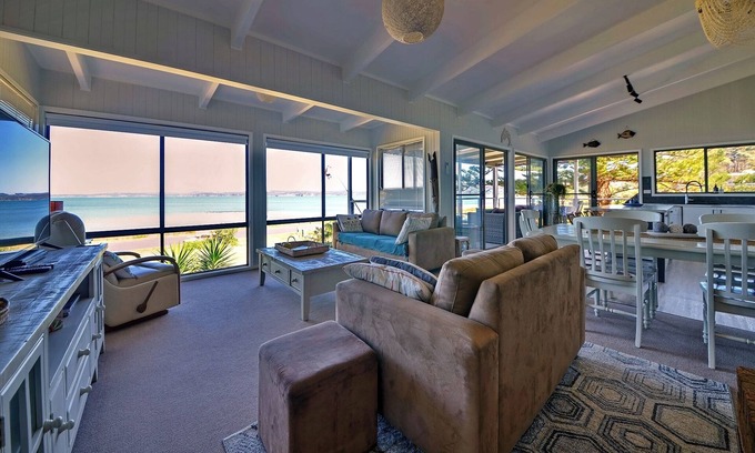 Long Beach House | Beachfront Oasis: Relax in Paradise with Ocean Views