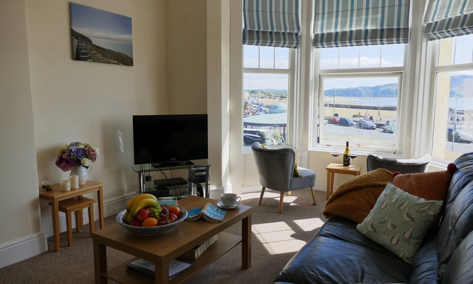 Llandudno Apartment | Oceanfront Homely Apartment in Llandudno - Guest Rated 10/10