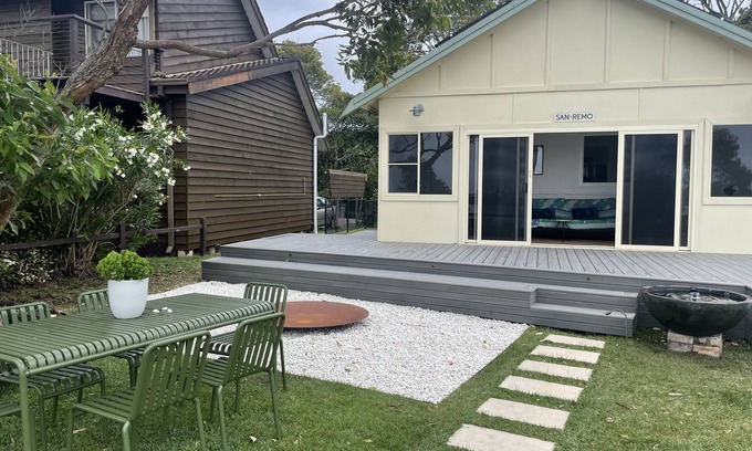 Bundeena House | Beachfront Horden's Beach House: Rated 10/10 with Ocean Views