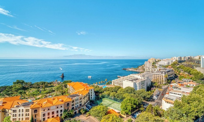 Sao Martinho Hotel | Seaside Retreat with Balcony, Ocean View & Outdoor Pool