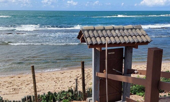 Arembepe House | Beachfront Retreat Recanto das Acácias: Pet & Child Friendly