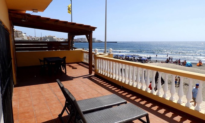 El Medano House | Beachfront 4-Bedroom Retreat in Medano Beach - Rated 9/10