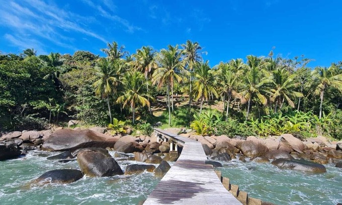 Veloso House | Seaside Retreat with Private Pier - Veloso and Curral