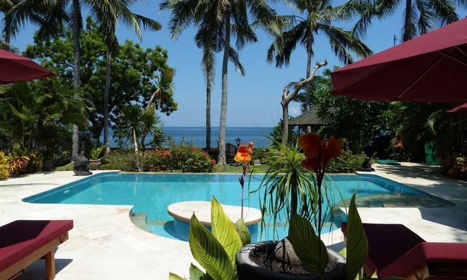 Kalisada Villa | Newly Renovated Beachfront Villa with Pool & Breakfast