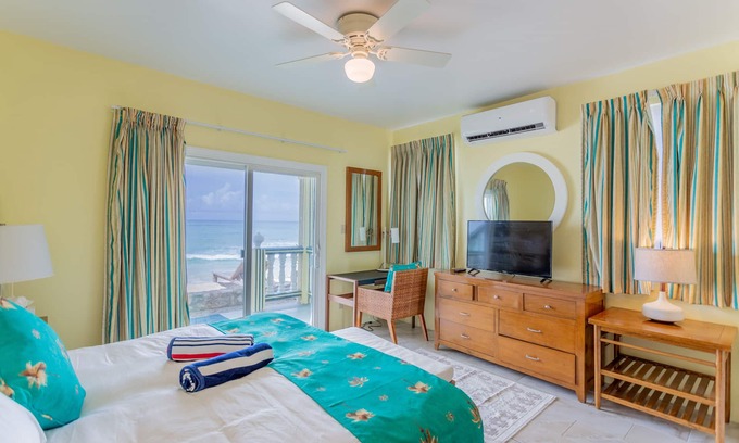 West End Hotel | Beachfront King: Family-Friendly Retreat by the Ocean
