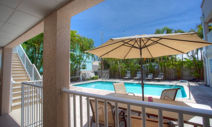 Pass-a-Grille Historic District Condo | Beachfront Bliss: Steps from Dining & Downtown Shops
