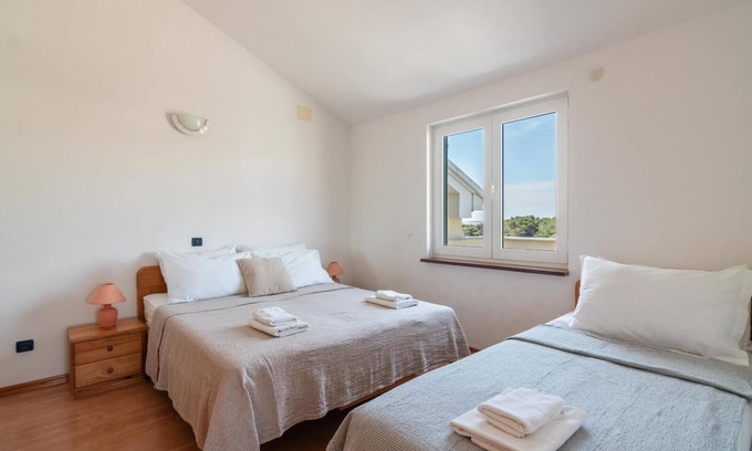 Simuni Apartment | Cozy Beachfront Lovro 6 Apartment with Family-Friendly Amenities