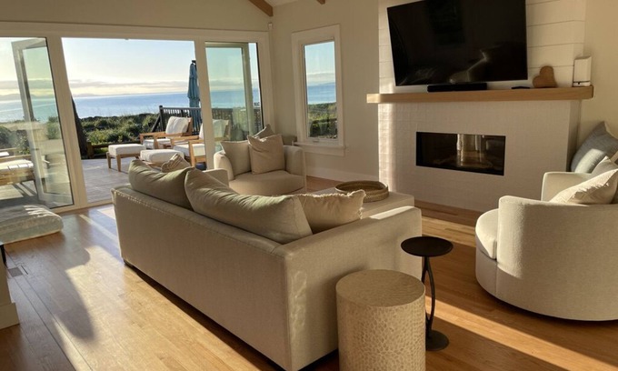 Regional District of Nanaimo House | Beachfront Retreat: Ocean Views & BBQ Patio Awaits You!