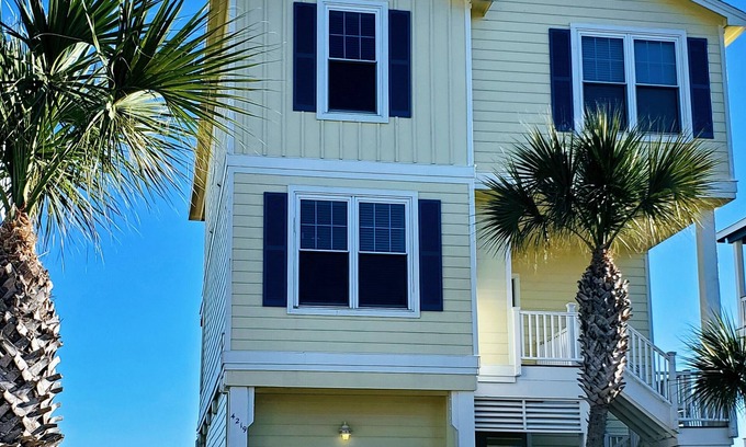 Galveston House | Beachfront Dream House with Pool & Ocean Views - 10/10 Rated