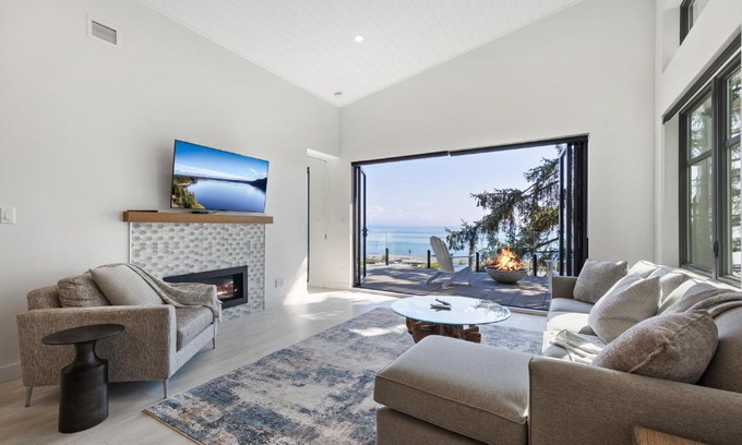 Black Creek House | Oceanfront Suite #21 at THE BEACH HOUSE - Pet Friendly Escape