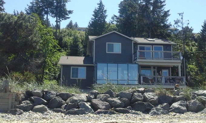Diamond Point House | Cozy Beachfront Home with Ocean Views at Diamond Point