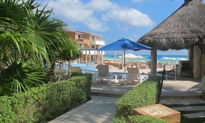 Playacar Fase I Condo | Oceanfront Retreat: Ground Level with Pool & Spa Access