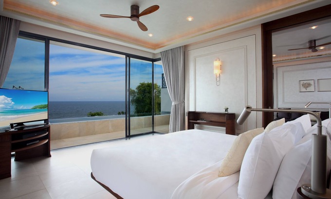 Cha-am House | Oceanfront Penthouse with Pool & Breakfast Amenities