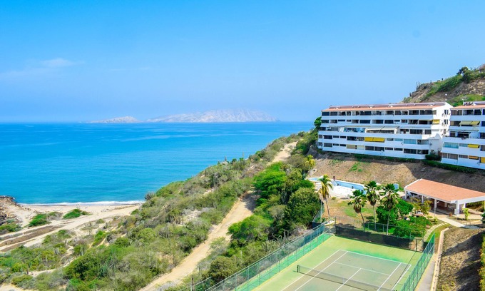 Lecheria Condo | Beachfront Penthouse: Family-Friendly Oasis with Pool