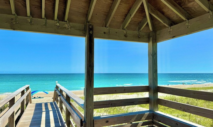 Atlantic Beach Apartment | Oceanside Studio Condo with Ocean View & Pool Access