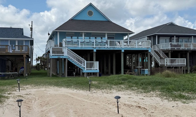 Surfside Beach House | Beachfront Retreat - Pirate's Treasure with Ocean View