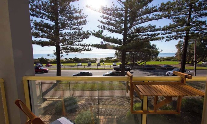 Semaphore House | Beachfront Apartment with Ocean View in Semaphore - 9.8 Rated