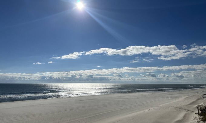 Gulf Shores Condo | Beachfront Retreat: Guest Rated 10/10 with Ocean Views!