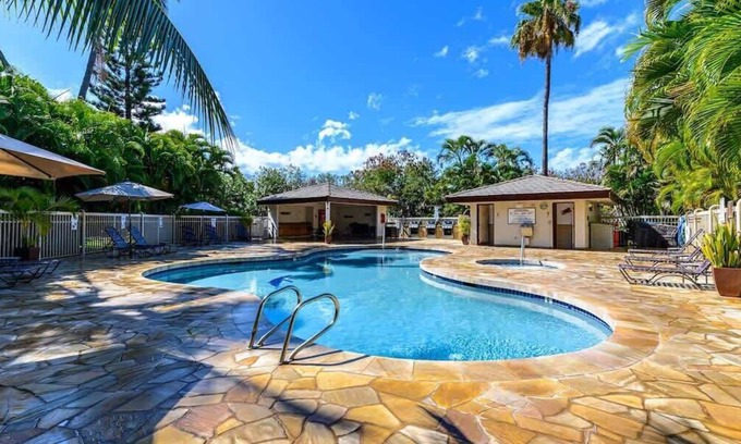 Kihei Condo | Ocean View Penthouse: Beach Steps Away with Pool & Spa