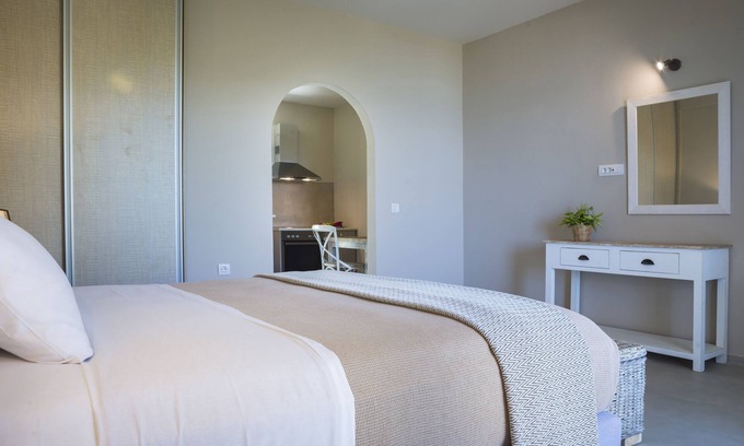 Mousata Apartment | Beachfront Suite No 4: Ideal for Beach Lovers with Breakfast